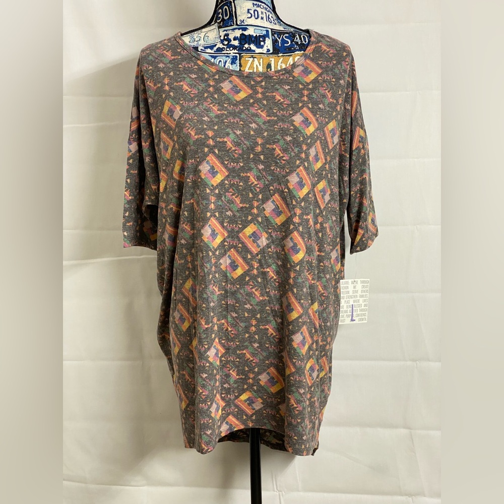 NWT Lularoe Sz L Irma short Length Sleeve Shirt Tee